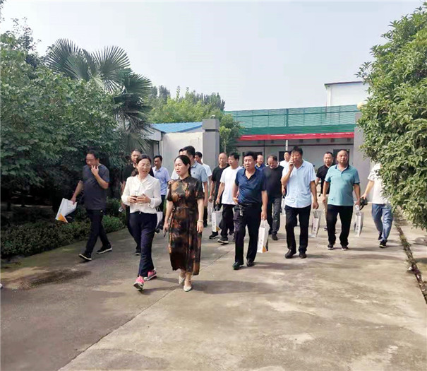 觀摩團參觀固德威機械生產(chǎn)車間