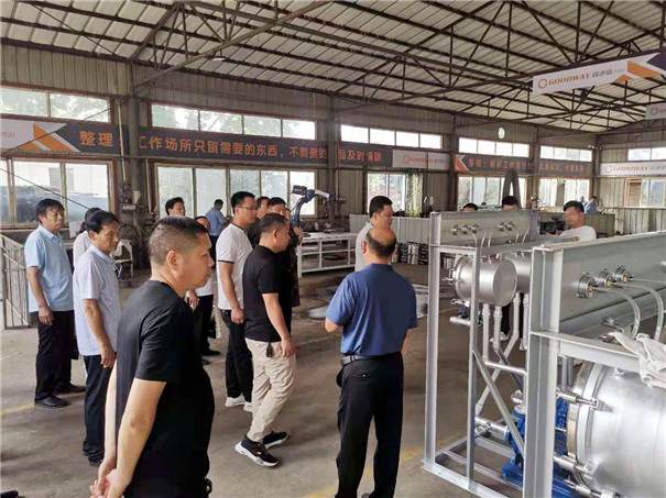 觀摩團參觀固德威機械生產(chǎn)車間