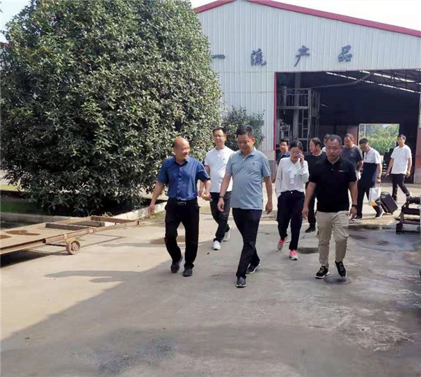 觀摩團參觀固德威機械生產(chǎn)車間