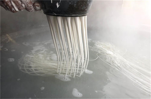 漏瓢式紅薯粉條機的特點與功能有哪些?小型紅薯粉條機有哪些? 漏瓢式紅薯粉條機的特點與功能有哪些?小型紅薯粉條機有哪些?